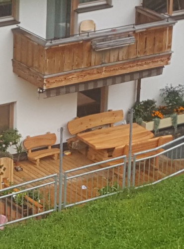 Dřevěná terasa s květináči v Rakousku